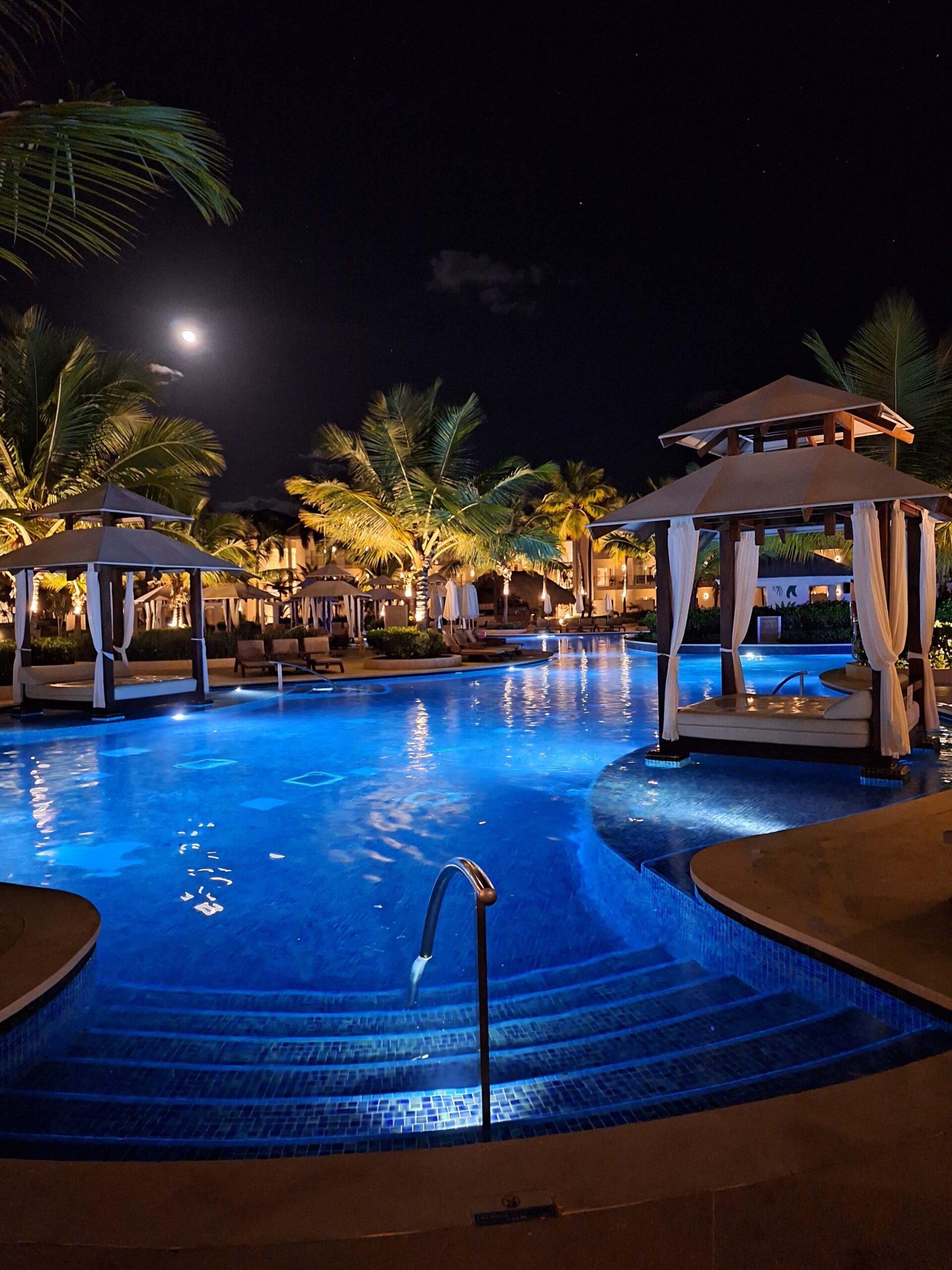 At night, Hilton La Romana transforms with soft, elegant lighting that creates a magical atmosphere.